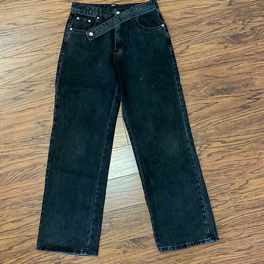 Women’s Forever 21 black jeans. New w/o tags. Size 28.